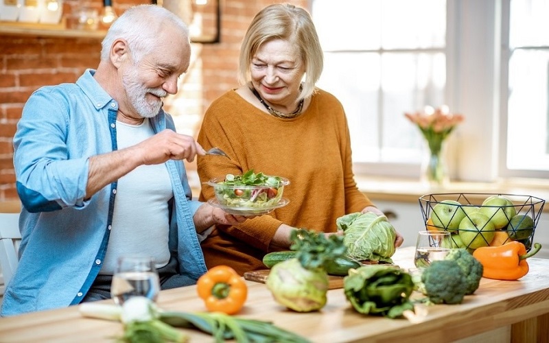 chế độ ăn uống đầy đủ dinh dưỡng dành cho người cao tuổi