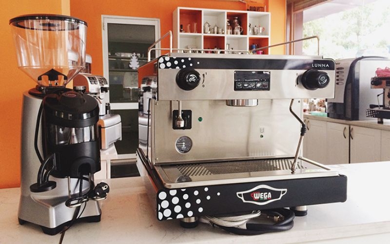 Khay chứa nước thải bị nứt hoặc tràn