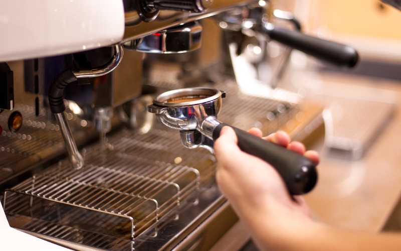 Lắp sai khớp nối hoặc chưa khóa chặt vòi nước